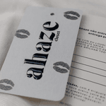 TAGS PERSONALIZADAS ALTO RELEVO + VERNIZ LOCALIZADO FRENTE - Verso padrão.