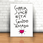 Placa Decorativa - Sorria Você Está Sendo Amado