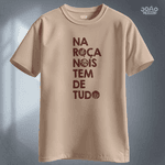 Camiseta Na Roça Tem de Tudo Bege