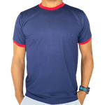 Camiseta Unissex Azul Marinho com Gola e Manga em Vermelho