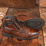 Bota Casual Coturno Masculino Couro Social Urbano Atacador Forrada Detalhada Zíper Whisky