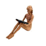 Enfeite Decorativo Em Resina Mulher Com Livro Entrecasa