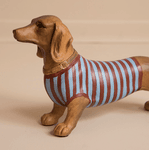 Escultura Cachorro Salchicha Poliresina Marrom Roupa Listra Branco