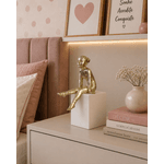 Enfeite Decorativo Escultura Em Poliresina Menina Sentada