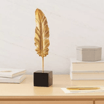 Escultura Decorativa Pena Dourada em Poliresina 33,5cm