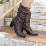 Bota Feminina Cano Médio Enrugado Couro Legitimo