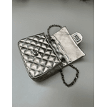Bolsa Kiara Pequena Couro Onix Metalizado com Ferragens Grafite