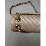 Bolsa Kiara Média Chevron Couro Nude com Ferragens Douradas