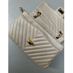 Bolsa Kiara Média Chevron Couro Nude com Ferragens Douradas