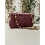 Bolsa Kiara Média Chevron Couro Cabernet com Ferragens Douradas