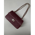 Bolsa Kiara Média Chevron Couro Cabernet com Ferragens Douradas