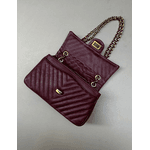 Bolsa Kiara Média Chevron Couro Cabernet com Ferragens Douradas