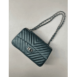 Bolsa Kiara Média Chevron Couro Cabernet com Ferragens Douradas