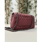 Bolsa Kiara Média Chevron Couro Cabernet Grafite