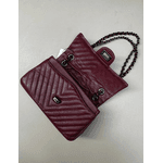 Bolsa Kiara Média Chevron Couro Cabernet Grafite