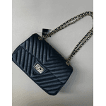 Bolsa Kiara Média Chevron Couro Azul Marinho com Ferragens Douradas
