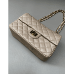 Bolsa Kiara Média Couro Nude com Ferragens Douradas