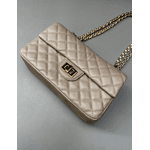 Bolsa Kiara Média Couro Nude com Ferragens Douradas