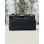 Bolsa Kiara Média Chevron Couro Preto com Ferragens Grafite