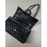 Bolsa Kiara Média Chevron Couro Preto com Ferragens Douradas