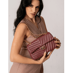 Bolsa Kiara Média Chevron Couro Cabernet com Ferragens Douradas