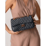 Bolsa Kiara Média Chevron Couro Azul Marinho com Ferragens Douradas