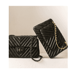 Bolsa Kiara Média Chevron Couro Preto com Ferragens Douradas