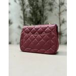 Bolsa Kiara Pequena Couro Cor Cabernet com Ferragens Douradas