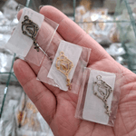 PINGENTE MINI TERÇO NOSSA SENHORA DO SILENCIO ML6040 .