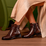 Bota Molly Feminina Melissa Cano Curto com Detalhes Metálicos Café