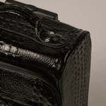 Mala de Rodinha em Couro Croco Preto