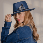 Chapéu Azul com broche de borboleta