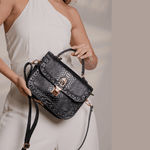 Bolsa em Couro com Passantes e Bambolim Cobra Preta Monica