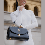 Bolsa com Tampa em Couro Cobra Preto com Alça de Resina Larissa