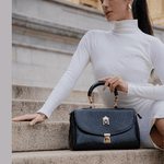 Bolsa com Tampa em Couro Cobra Preto com Alça de Resina Larissa