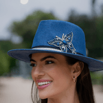 Chapéu Azul com broche de borboleta