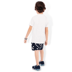 Conjunto camiseta branca praia e bermuda azul marinho estampada Fakini