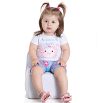 Conjunto bebê blusa branca e short ciclista azul fundo do mar
