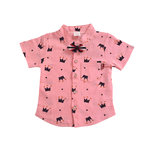 Conjunto Camisa Rosa Coroas e Bermuda Bege