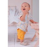 Conjunto camisa linho off white estampada e bermuda sarja mostarda Sonho Mágico