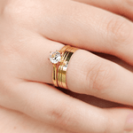 Par de Alianças Retas com Frisos + Anel Solitário em Ouro 18K - 4mm