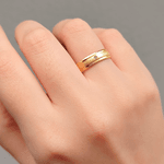 Par de Aliança Tradicional Diamantada com Diamante em Ouro 18k