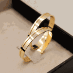 Par de Alianças Retas com Friso Lateral - 3mm em Ouro 18K