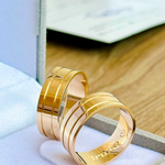 Par de Alianças Retas com Frisos Laterais em Ouro 18K