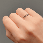 Par de Alianças de Bodas em Ouro 18K - Central Trabalhada com Ródio 2,8mm