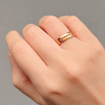 Par de Alianças Anatômicas com 5 Diamantes no Friso | Ouro 18K