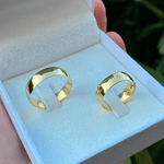 Par de Alianças Tradicional em Ouro 18K com Diamante