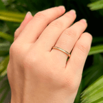 Anel Meia Aliança em Ouro 18K com Pedras 