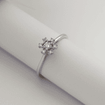 Anel Solitário em Ouro Branco 18K com Diamantes
