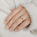 Anel Solitário em Ouro Branco 18K com Diamantes